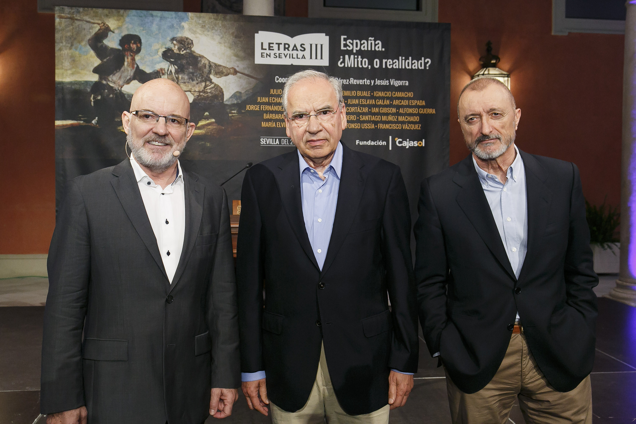 Jesús Vigorra, Alfonso Guerra y Arturo Pérez-Reverte, en Letras en Sevilla